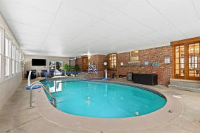 Grandma's Fun 5BR House - Heated Indoor Pool